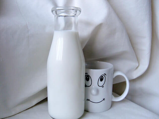 Milch mit Honig hilft beim EInschlafen