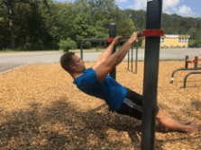 Franky führt die Calisthenics Übung "Australian Pull-ups" aus.