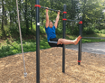 Franky führt die Calisthenics Übung "Hanging Leg Raises" aus.