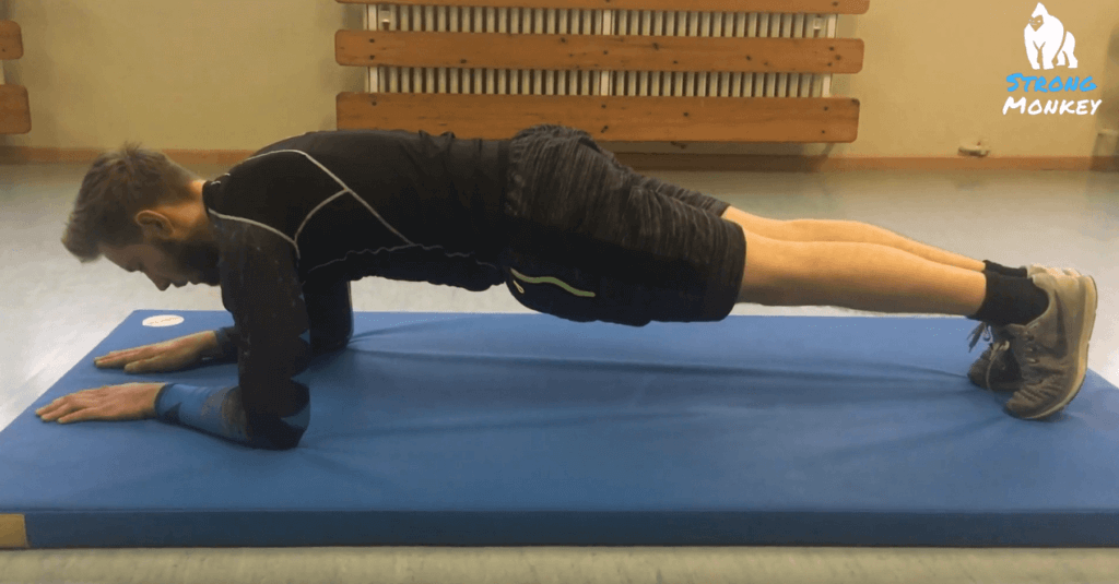 Mann führt Übung Plank aus