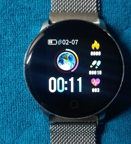 Foto einer Smartwatch mit Farbdisplay