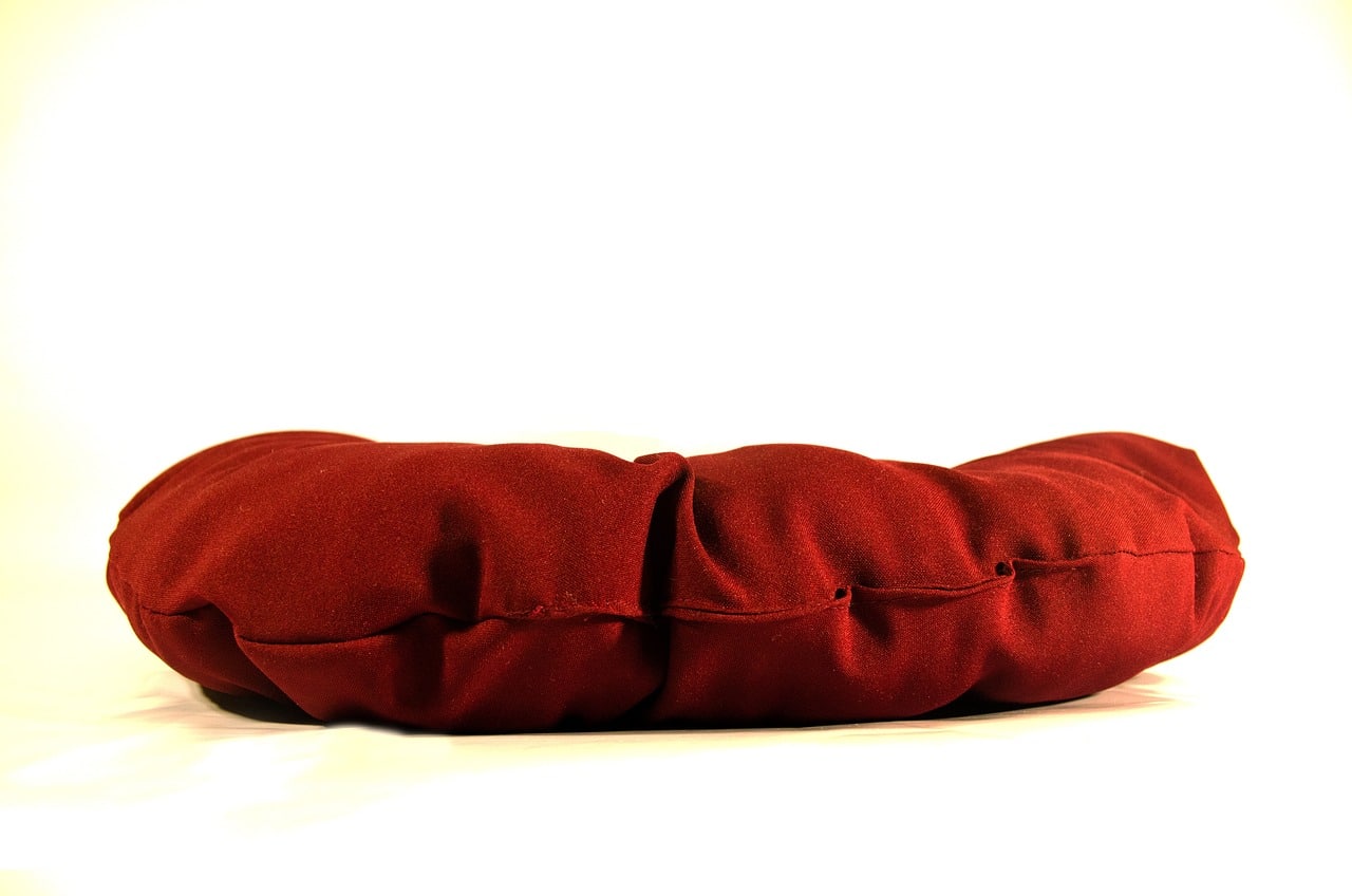 rotes augenkissen zur entspannung